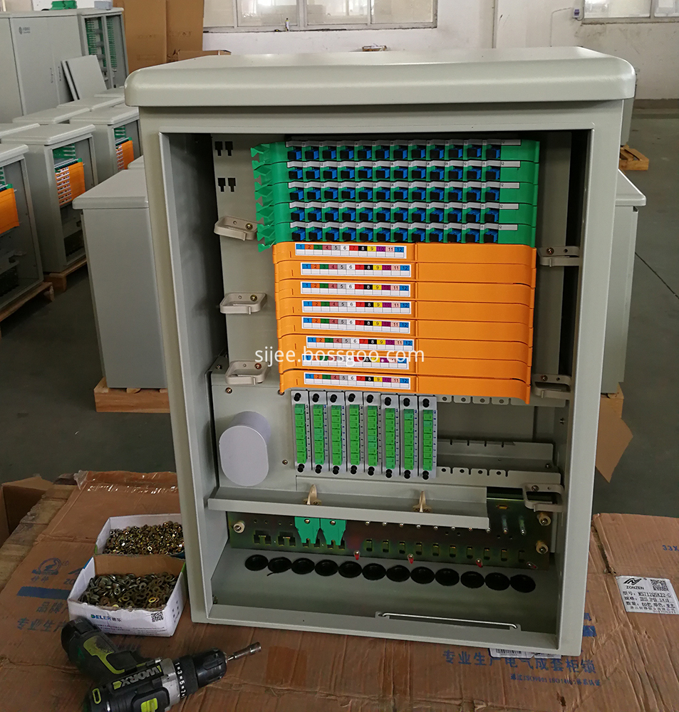 Hanging Outdoor Distribution Cabinet , 72  48 Cores IP65 Fiber Optic Cabinet
