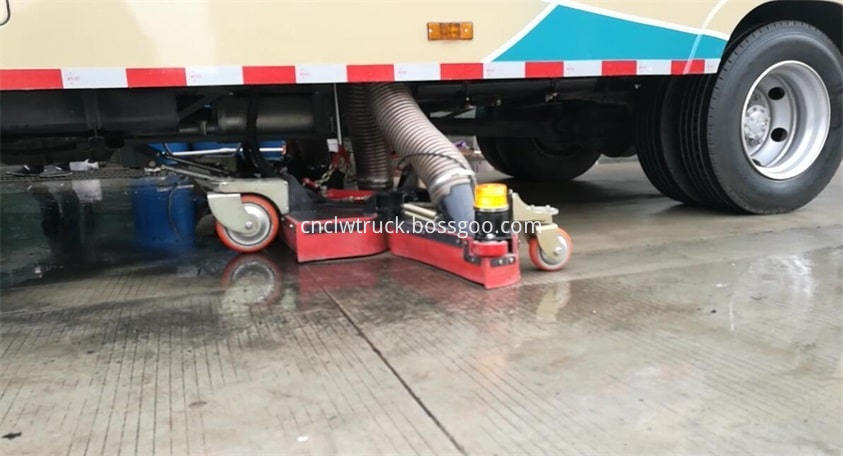 road sweep truck suction water