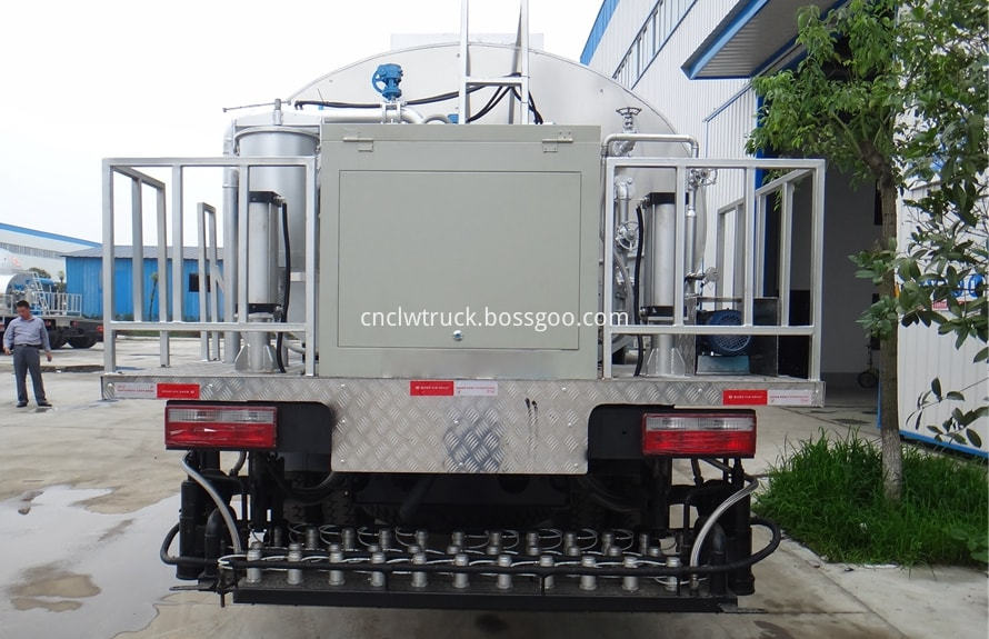 Bitumen Spray Truck 2